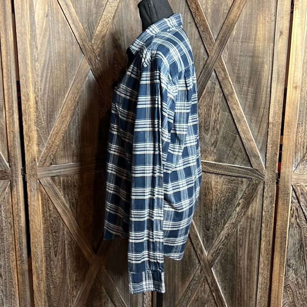 Mutual Weave button up top - Picture 3 of 7